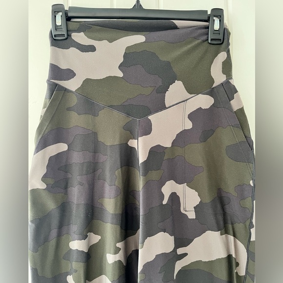 Aerie Offline Camouflage Real Me Joggers, Sz M - Picture 3 of 8
